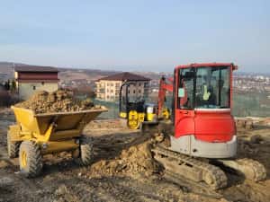 Inchiriez mini excavator buldoexcavator dumper bascula cilindru — miniatura 5