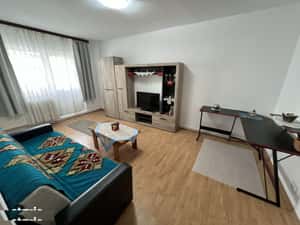 INCHIRIEZ apartament 3 camere ,zona Vasile Aaron