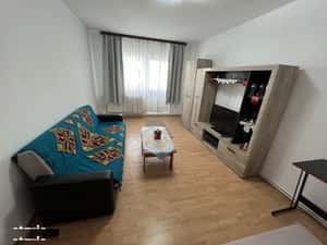INCHIRIEZ apartament 3 camere ,zona Vasile Aaron — miniatura 3