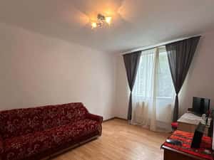De vanzare apartament cu 2 camere decomandat, etaj 1.