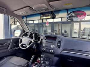 Mitsubishi Pajero Automată 200 HP Diesel — miniatura 6