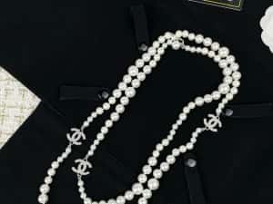 Colier Chanel cu perle artificiale si logo-ul emblematic CC !