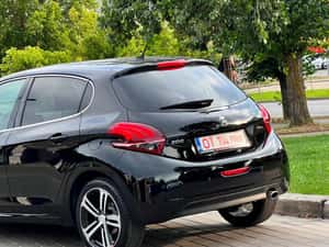 Peugeot 208 GT Manuală 110 HP Benzină — miniatura 3