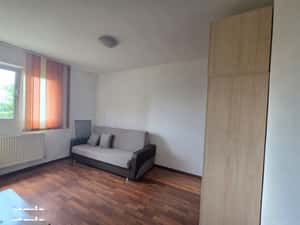 Piata Trapezului chiar la gura de metrou — miniatura 3