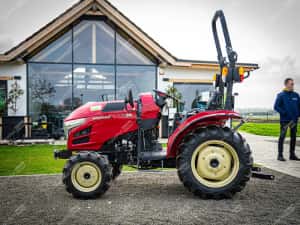 Yanmar Japonez Tractor de 35 CP / Yanmar YT235-R (demo) — miniatura 6