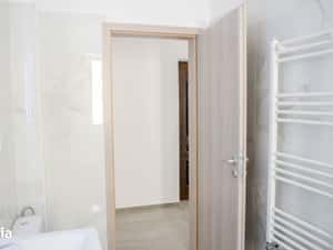 Apartament nou 2 camere la cheie zona rezidentiala — miniatura 4