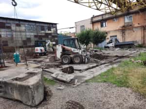 Inchiriez Bobcat demolari picon taiem beton asfalt basculanta 3,5t mo — miniatura 5
