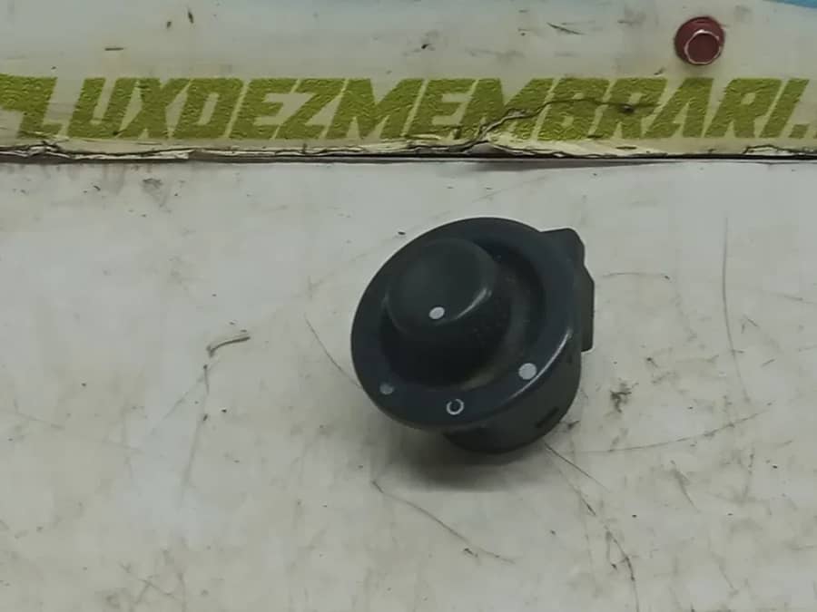 Buton reglaj oglinzi 8200002442b Dacia Logan 1 (2004 - 2008) 1.5 dci K9K792 — fotografie 1 din 10