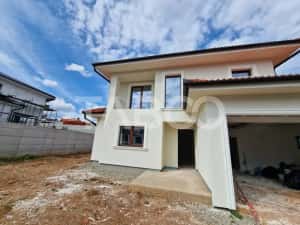 Casa individuala de vanzare cu teren, terasa, garaj si curte Selimbar — miniatura 3