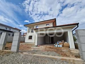 Casa individuala de vanzare cu teren, terasa, garaj si curte Selimbar — miniatura 5