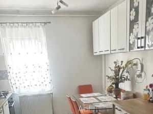 Vând schimb sau închiriez apartament 4 camere în Onești — miniatura 2