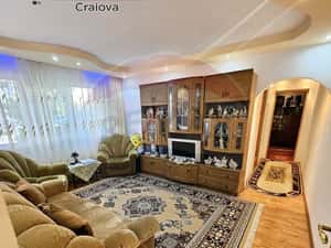 Apartament cu 3 camere de vânzare în zona Craiovita Noua