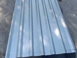 Tabla vopsita alba și gri si șipcă metalica(8004)