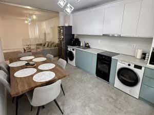 Apartament cu 3 camere, 66 mp, balcon, zona Terra — miniatura 2