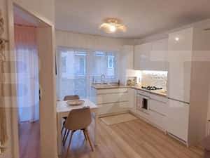 Apartament cu 2 camere/ etaj intermediar/ balcon/ parcare/ zona Porii — miniatura 1