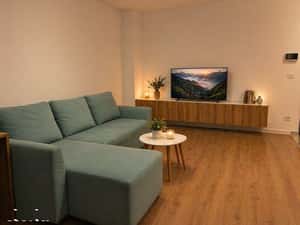 Inchiriez ap. cu 2 camere, central, amenajat lux, bloc nou