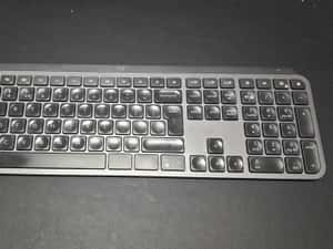 Tastatură Logitech Bluetooth - Stare Bună - 4 Ani Utilizată