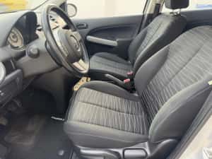 Mazda 2 - 1.3 benzina 80.000km !!! 4 usi / Klima — miniatura 6