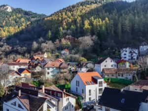 Armonie între tradiție și modernitate – Vilă contemporană în Brasov — miniatura 1