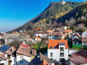 Armonie între tradiție și modernitate – Vilă contemporană în Brasov — miniatura 2