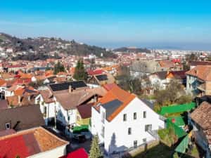 Armonie între tradiție și modernitate – Vilă contemporană în Brasov — miniatura 3