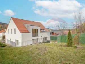 Armonie între tradiție și modernitate – Vilă contemporană în Brasov — miniatura 4