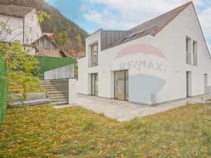 Armonie între tradiție și modernitate – Vilă contemporană în Brasov — miniatura 5