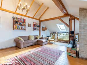 Vilă 4 familii | Apartament + mansardă | Curte 98 mp — miniatura 3