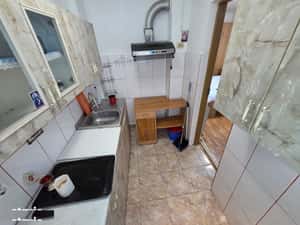 Vindem garsonieră 25 mp, RENOVATĂ TOTAL, etaj 4 cu pod înalt -Dallas.