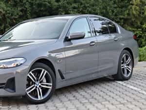 BMW 520e / G30 /  2022 / Facelit / LED / Camera/Piele/Ceasuri Live Cockpit / 204 CP / Automat / NardoGrey / Carlig Remorcare / Incalzire — miniatura 3