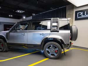Land Rover Defender 110 3.0D I6 MHEV AWD X-Dynamic SE – Eiger Grey — miniatura 7