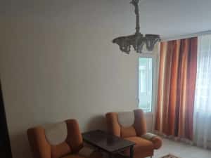 Ofer spre închiriere apartament cu trei camere