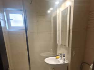 Ofer spre închiriere apartament cu trei camere — miniatura 3