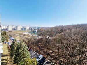 Apartament cu potential, orientare sud-est, 2 balcoane, zona Parang — miniatura 3