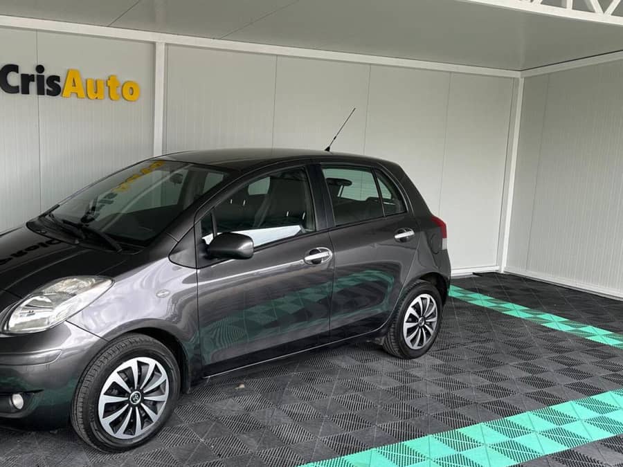 Toyota Yaris Manuală 100 HP Benzină — fotografie 1 din 7