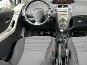 Toyota Yaris Manuală 100 HP Benzină — miniatura 7