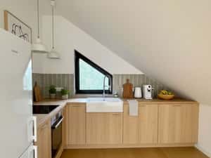 Cât soare încape într-o mansardă din Bușteni? Direct proprietar! — miniatura 5