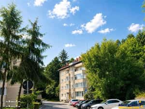 Drumul Poienii .LIvada Postei: 3 camere decomandate,2 balcoane,vedere