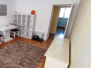 Vand apartament pe calea Traian lânga muzeu.