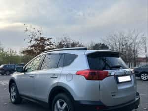Toyota RAV 4 - SUV 4X4 — miniatura 8