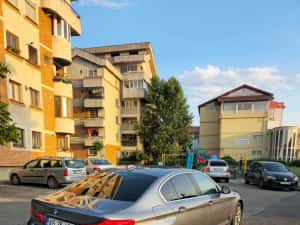 BMW G30 518d 2019 — miniatura 4