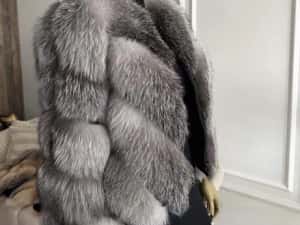 Vand haina din blana de vulpe argintie la 1499 lei