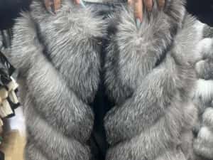 Vand haina din blana de vulpe argintie la 1499 lei — miniatura 2