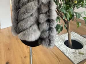 Vand haina din blana de vulpe argintie la 1499 lei — miniatura 3