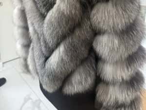 Vand haina din blana de vulpe argintie la 1499 lei — miniatura 9