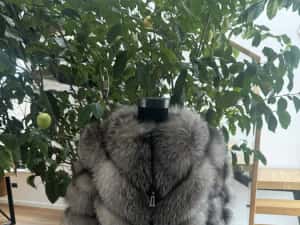 Vand haina din blana de vulpe argintie la 1499 lei — miniatura 10