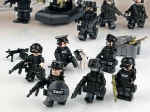 Set 12 figurine tip Lego SWATT team cu accesorii — miniatura 1