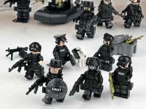 Set 12 figurine tip Lego SWATT team cu accesorii — miniatura 9