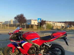 Honda cbr 600rr 2025-3500 km cu evacuare si soft, fara circuit — miniatura 8