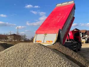 Inchiriem buldoexcavator si basculanta 8x4 — miniatura 2